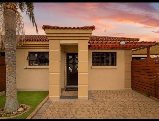 4 BEDROOM HOUSE FOR SALE IN HARTENBOS HEUWELS